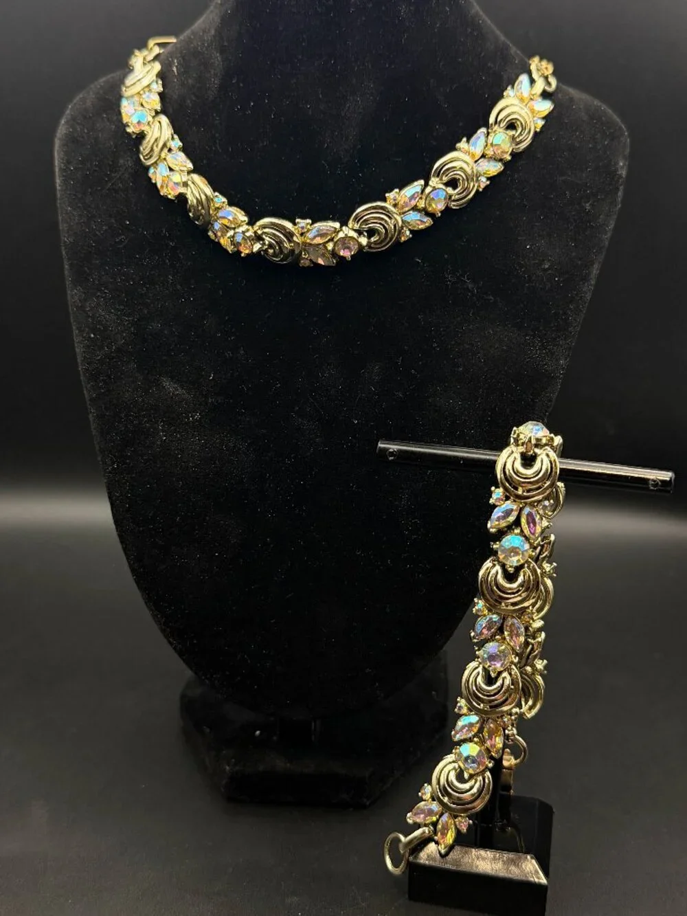 Vintage Gold Tone Aurora Borealis Rhinestone Necklace, Earrings & Bracelet Parue